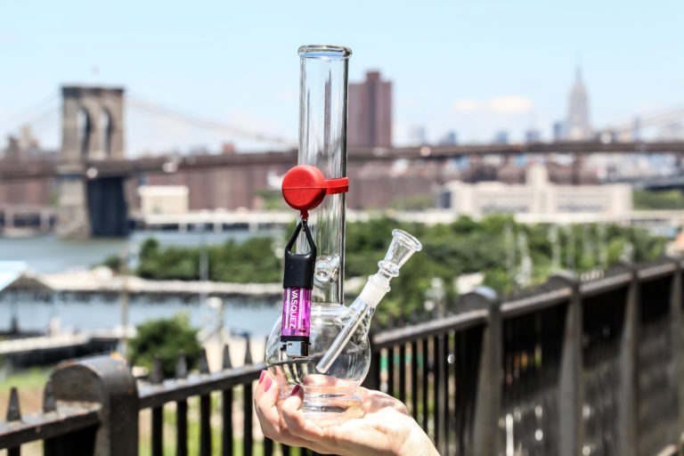 Bong Buddy – The Retractable Lighter Shackle for Your Bong